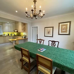 Gasthof Private In Forest Hill With Full Kitchen And Parking, Toronto